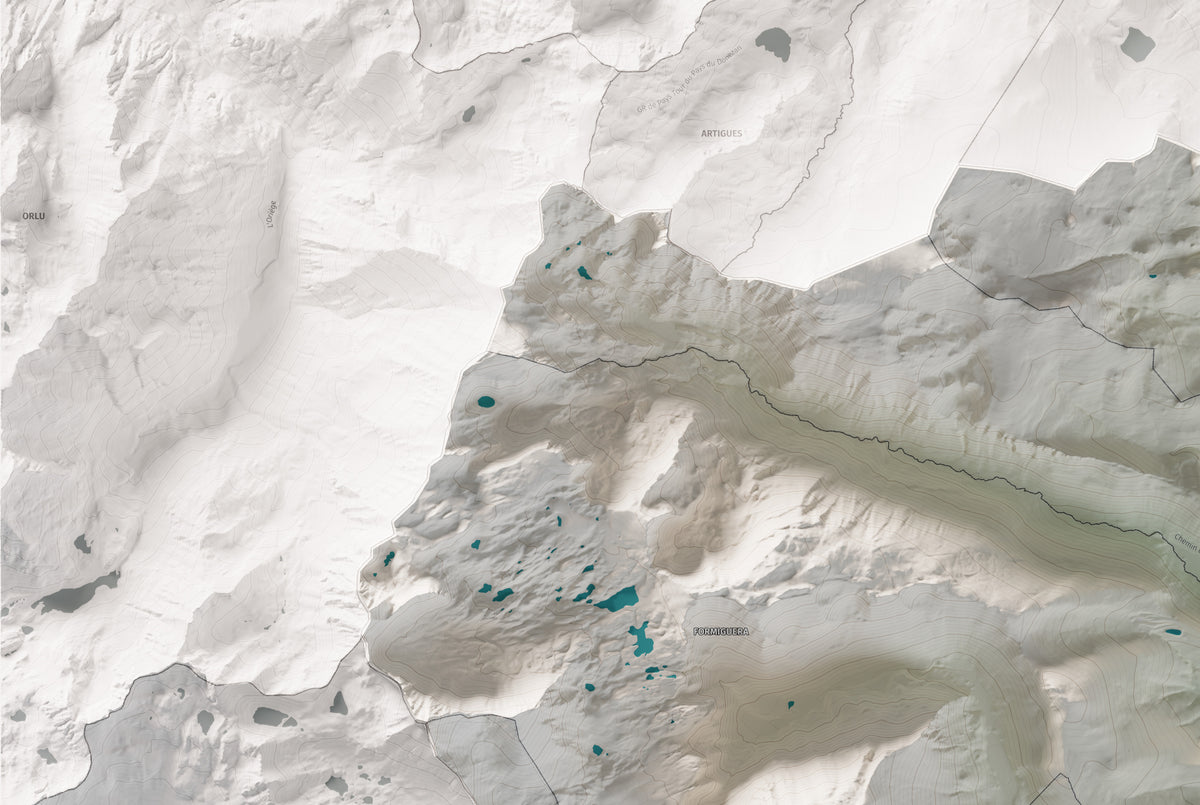 Mapa de relleu del Capcir, amb el territori en color i l’entorn en blanc. Detall de la part superior esquerra. 61 × 91 cm. Estil Cartogràfic.