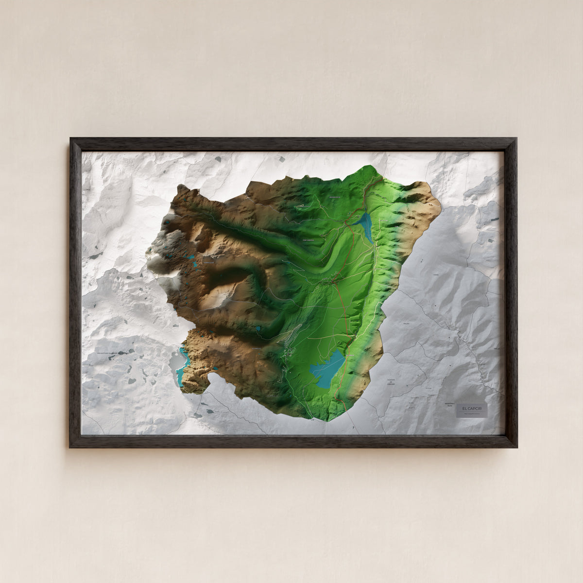 Mapa de relleu del Capcir, amb el territori en color i l’entorn en blanc. Presentació amb marc. 61 × 91 cm. Estil Clàssic.