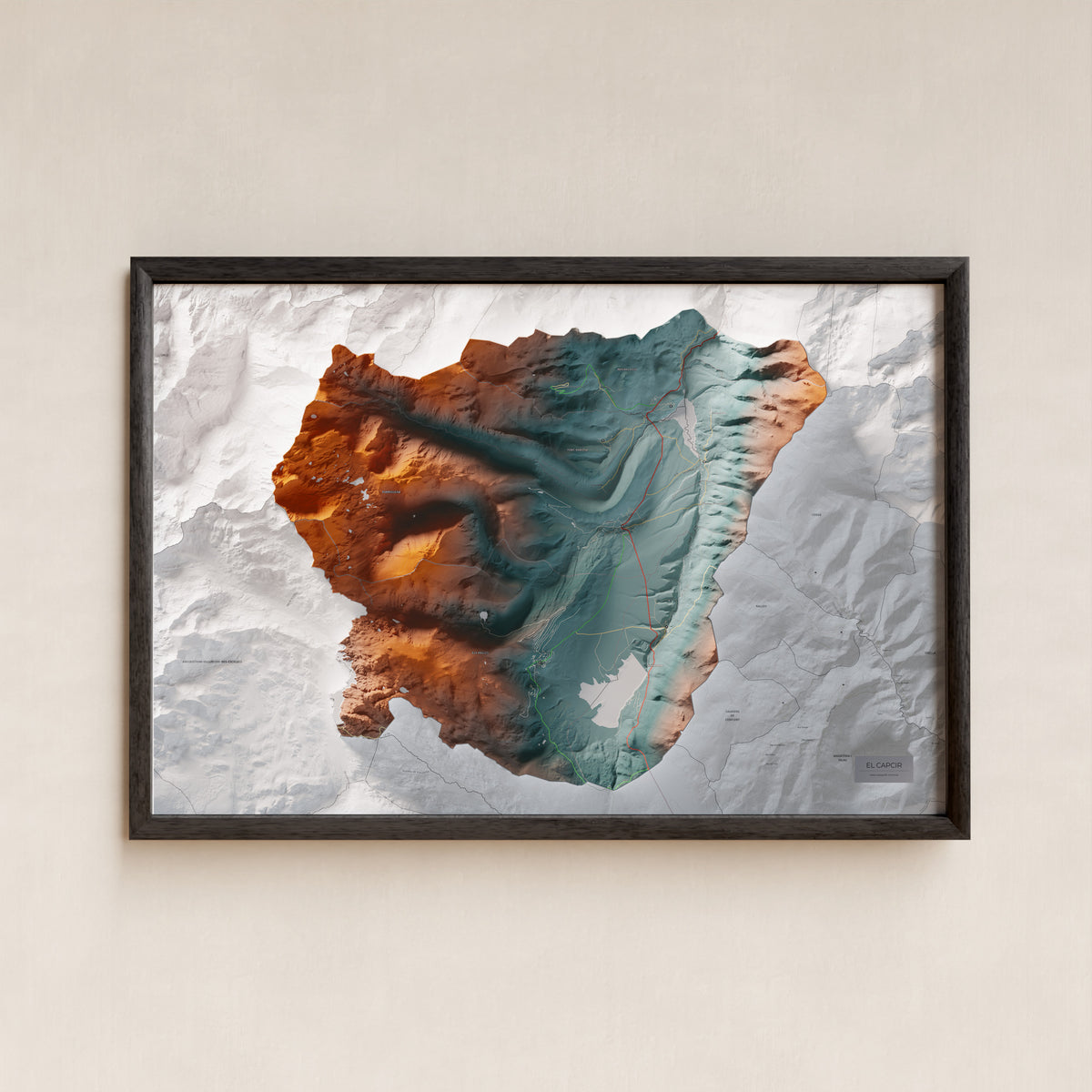 Mapa de relleu del Capcir, amb el territori en color i l’entorn en blanc. Presentació amb marc. 61 × 91 cm. Estil Contrastat.