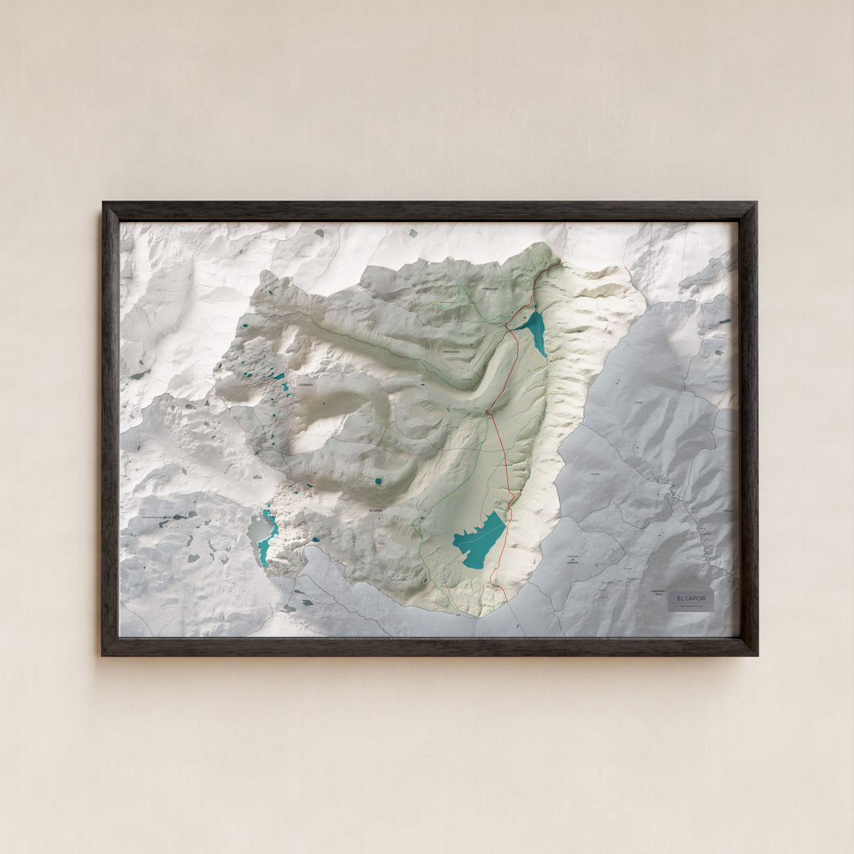 Mapa de relleu del Capcir, amb el territori en color i l’entorn en blanc. Presentació amb marc. 61 × 91 cm. Estil Cartogràfic.