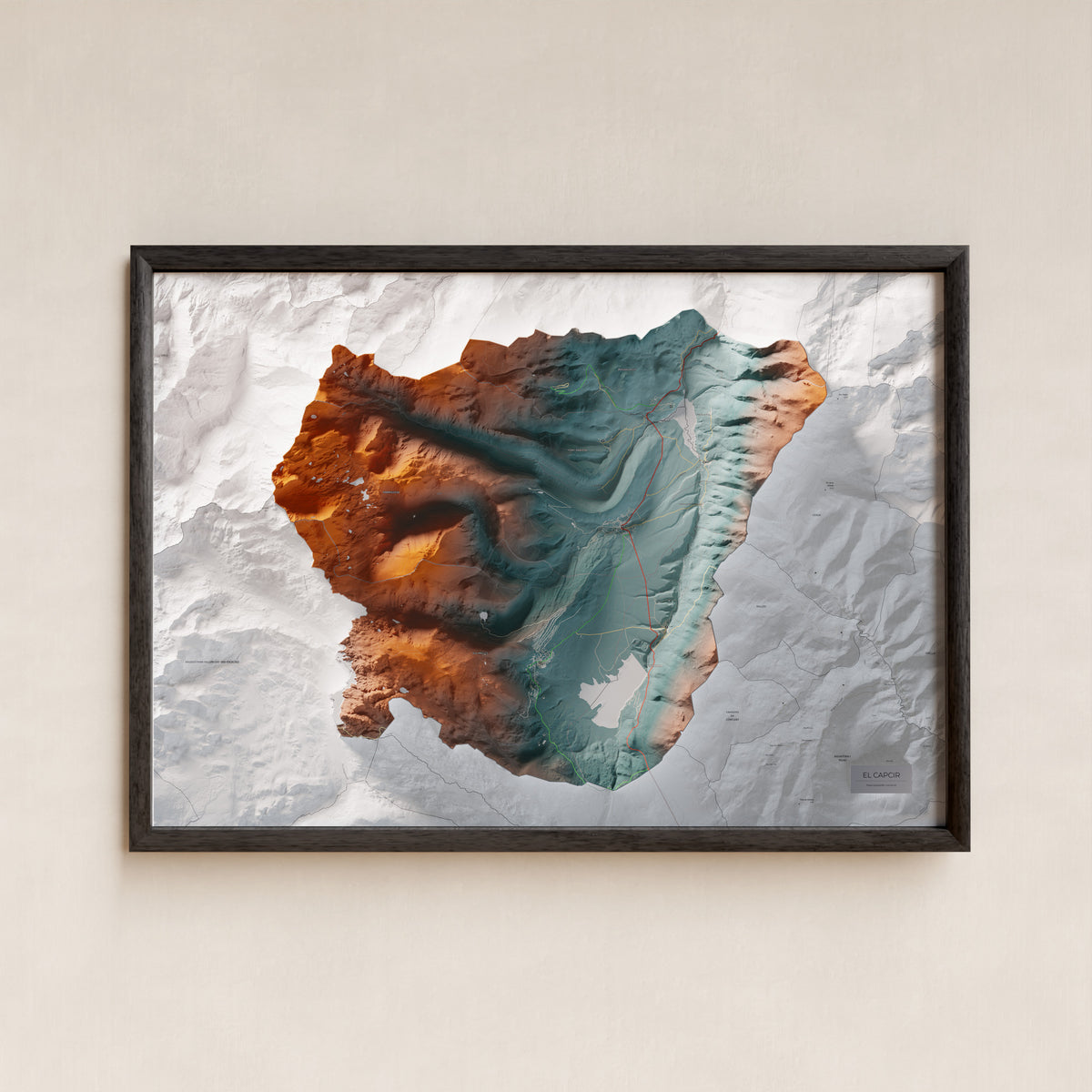Mapa de relleu del Capcir, amb el territori en color i l’entorn en blanc. Presentació amb marc. 70 × 100 cm. Estil Contrastat.