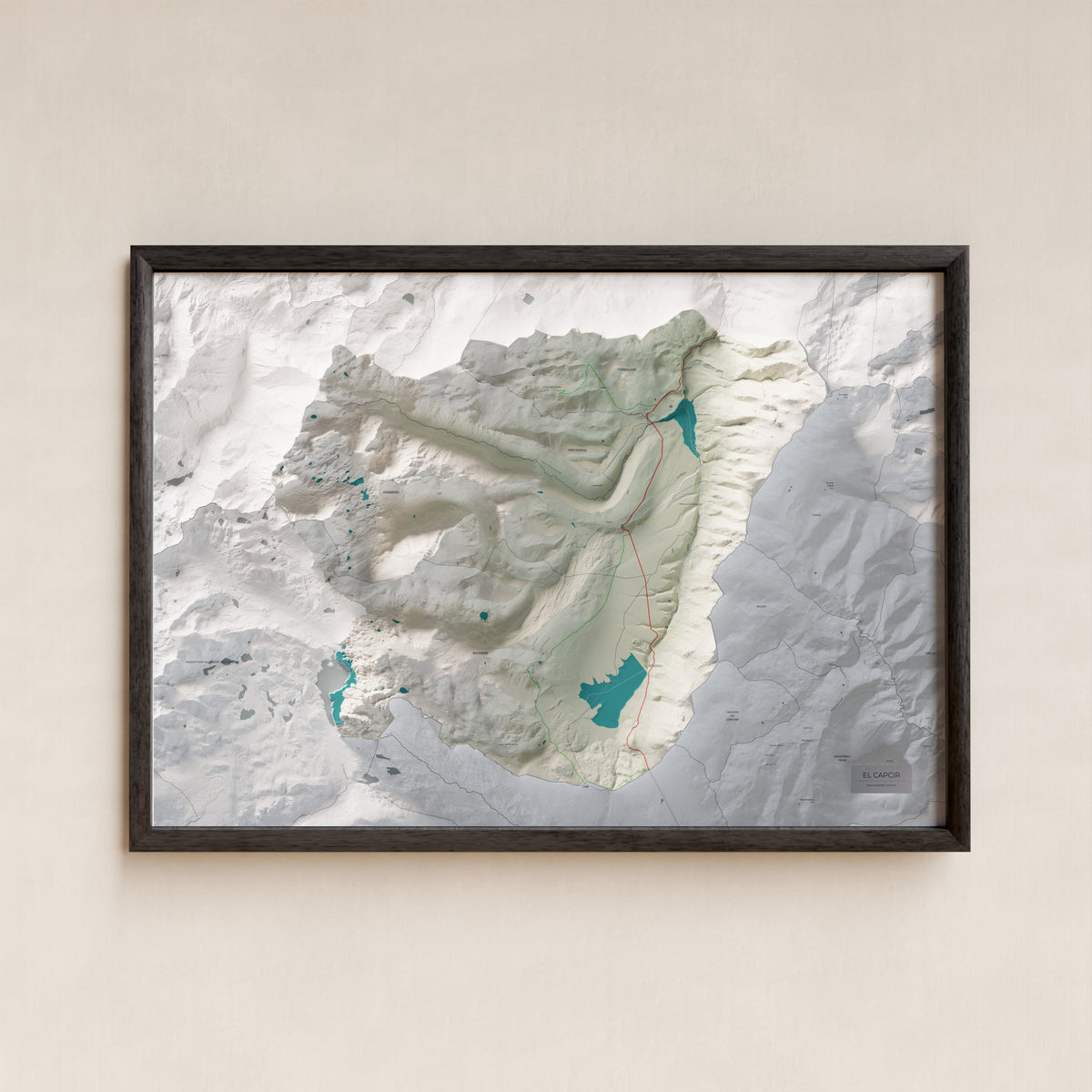 Mapa de relleu del Capcir, amb el territori en color i l’entorn en blanc. Presentació amb marc. 70 × 100 cm. Estil Cartogràfic.