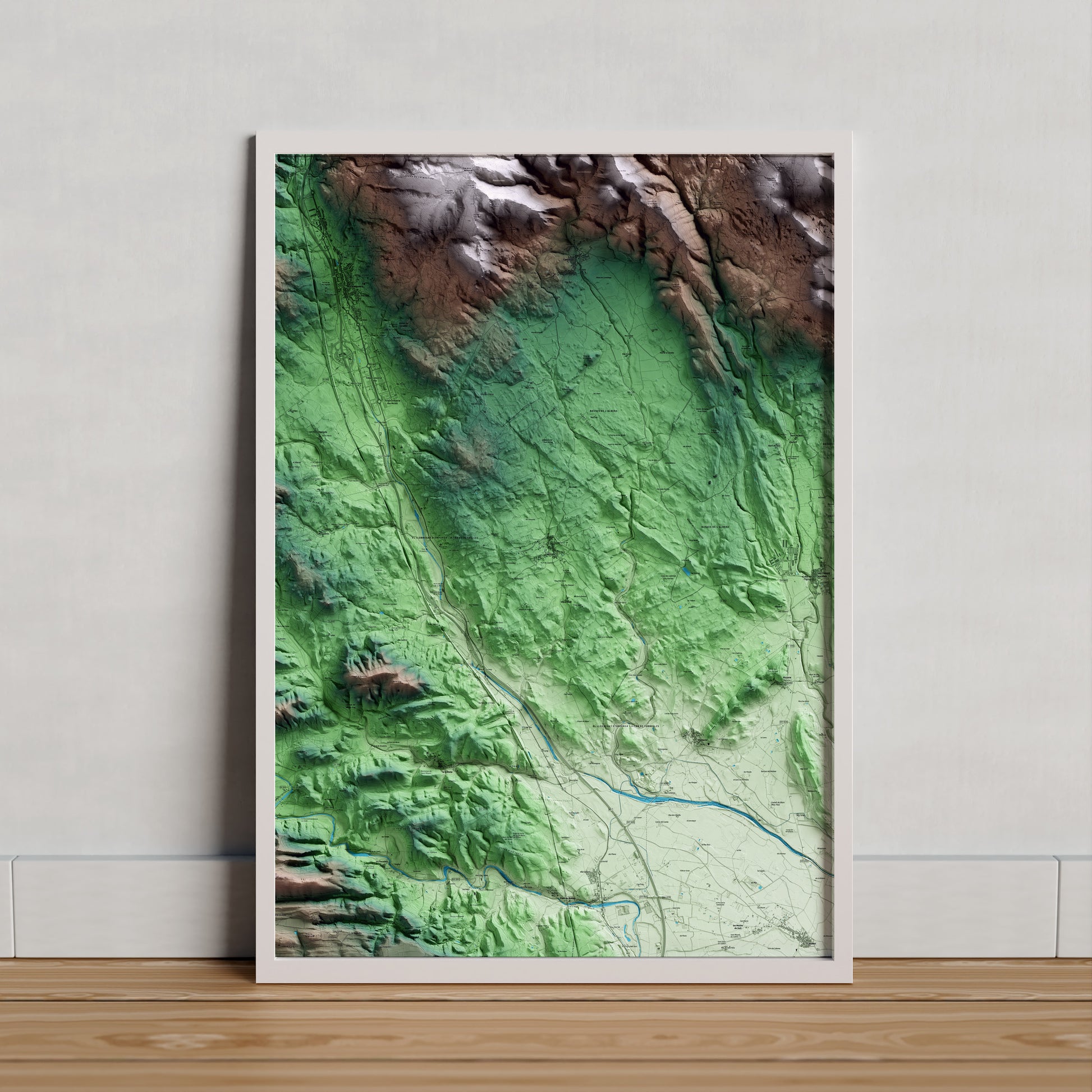 Mapa artístico del relieve de Capmany, al Alt Empordà, con 15 km de entorno y base topográfica ICGC. Presentación enmarcada.