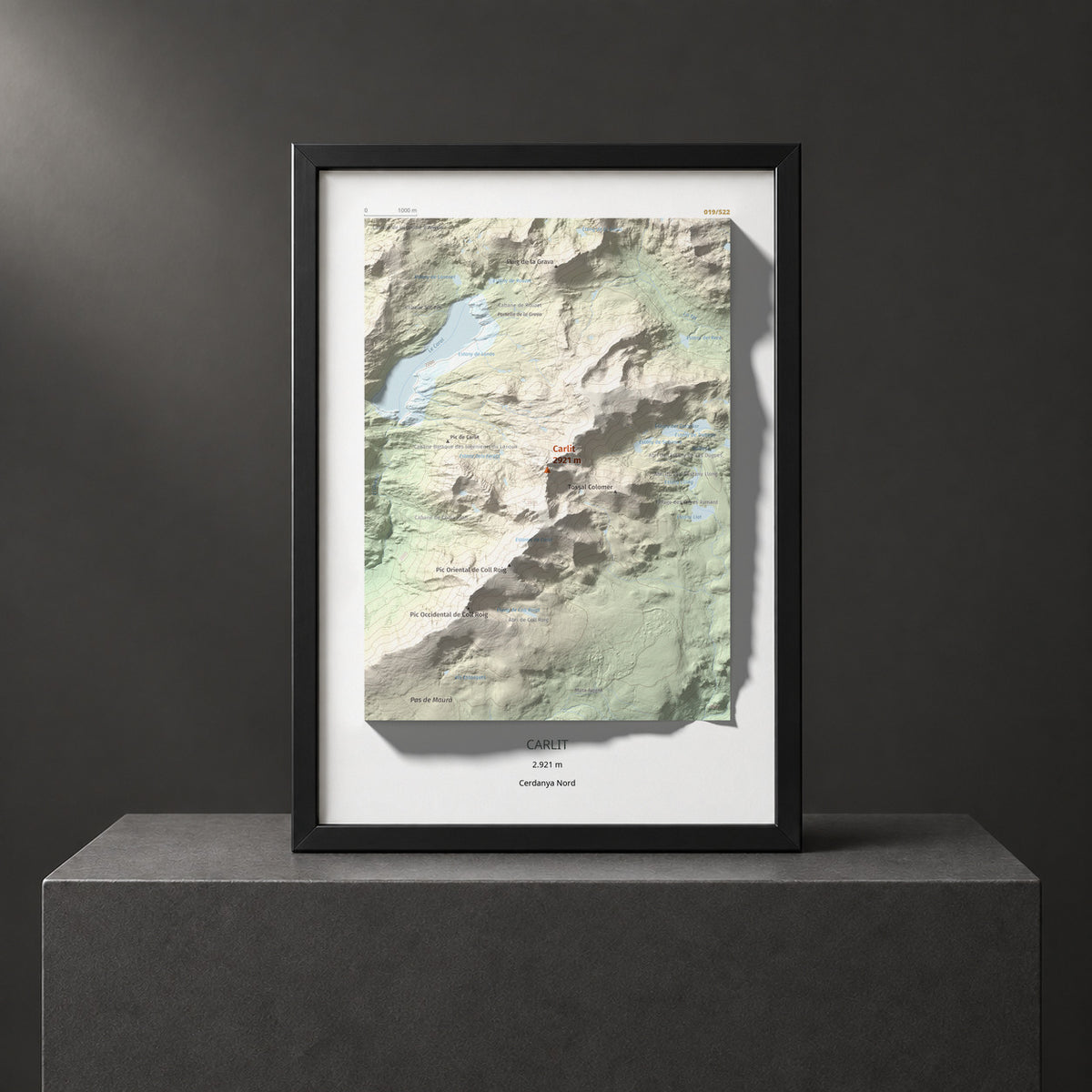 Mapa de relieve de Carlit, 2921 m, Cerdanya Nord, lámina 100 Cims de Trobart. Presentación enmarcada. 21 × 30 cm.