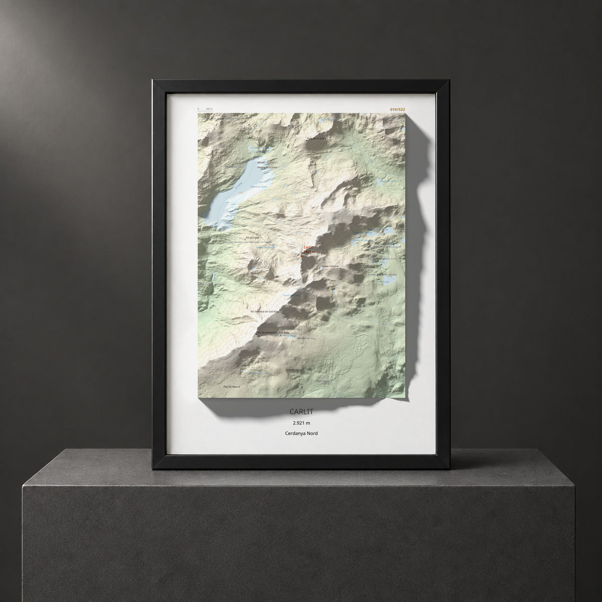 Mapa de relieve de Carlit, 2921 m, Cerdanya Nord, lámina 100 Cims de Trobart. Presentación enmarcada. 30 × 40 cm.