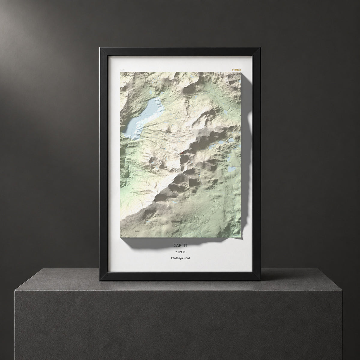Mapa de relieve de Carlit, 2921 m, Cerdanya Nord, lámina 100 Cims de Trobart. Presentación enmarcada. 61 × 91 cm.
