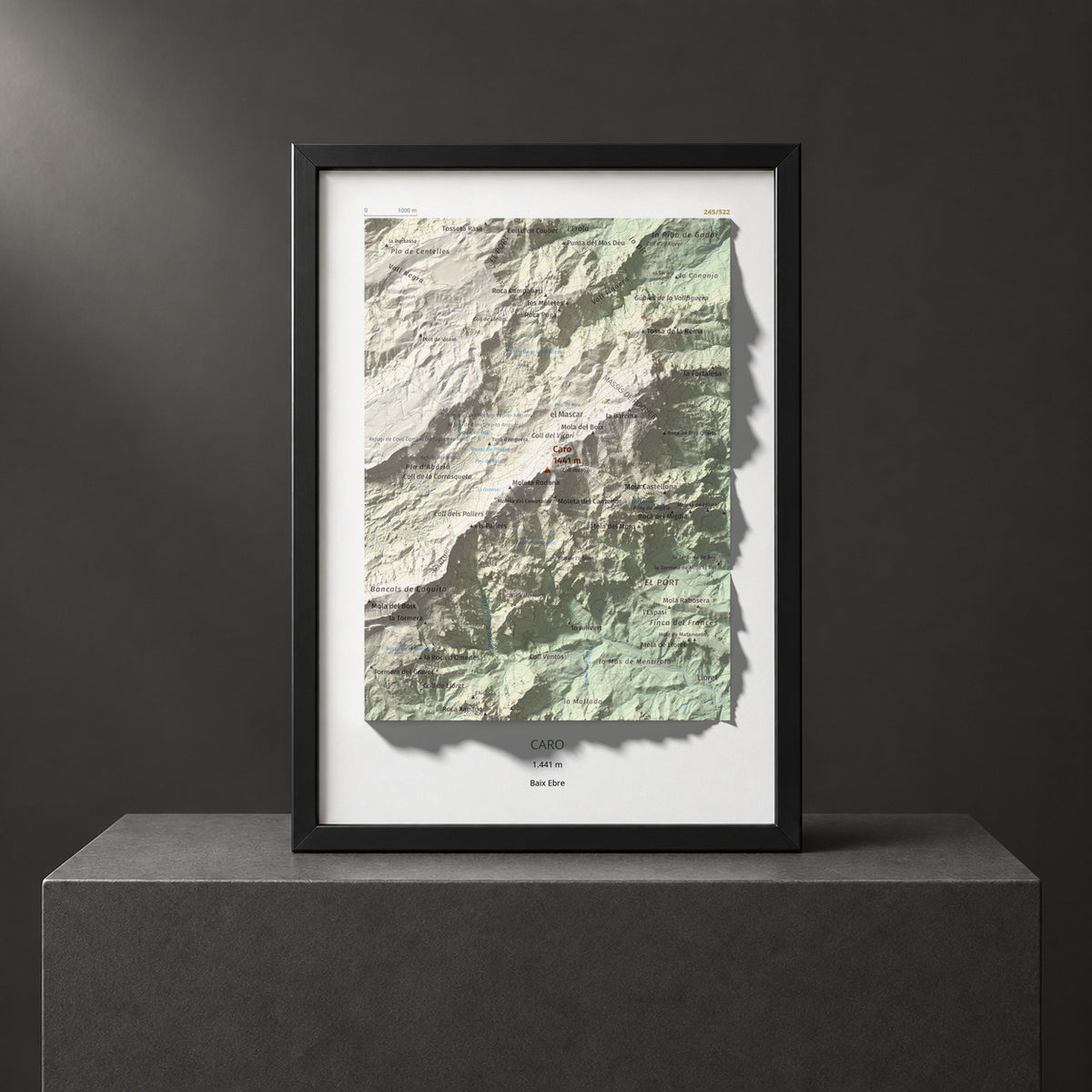 Mapa de relieve de Caro, 1441 m, Baix Ebre, lámina 100 Cims de Trobart. Presentación enmarcada. 21 × 30 cm.
