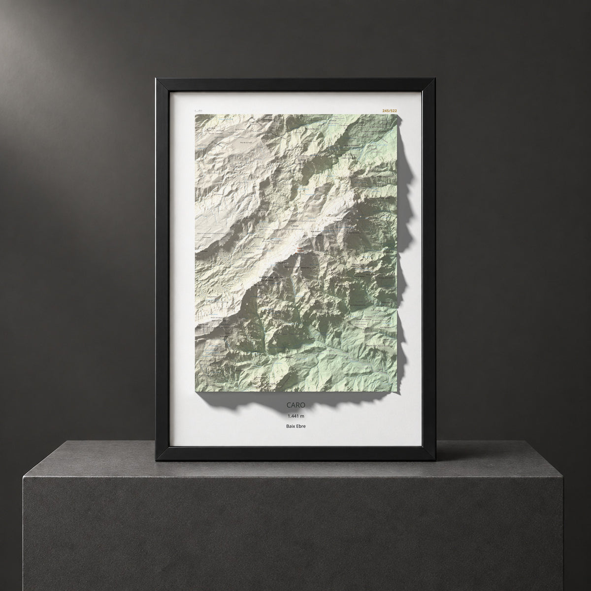 Mapa de relieve de Caro, 1441 m, Baix Ebre, lámina 100 Cims de Trobart. Presentación enmarcada. 50 × 70 cm.