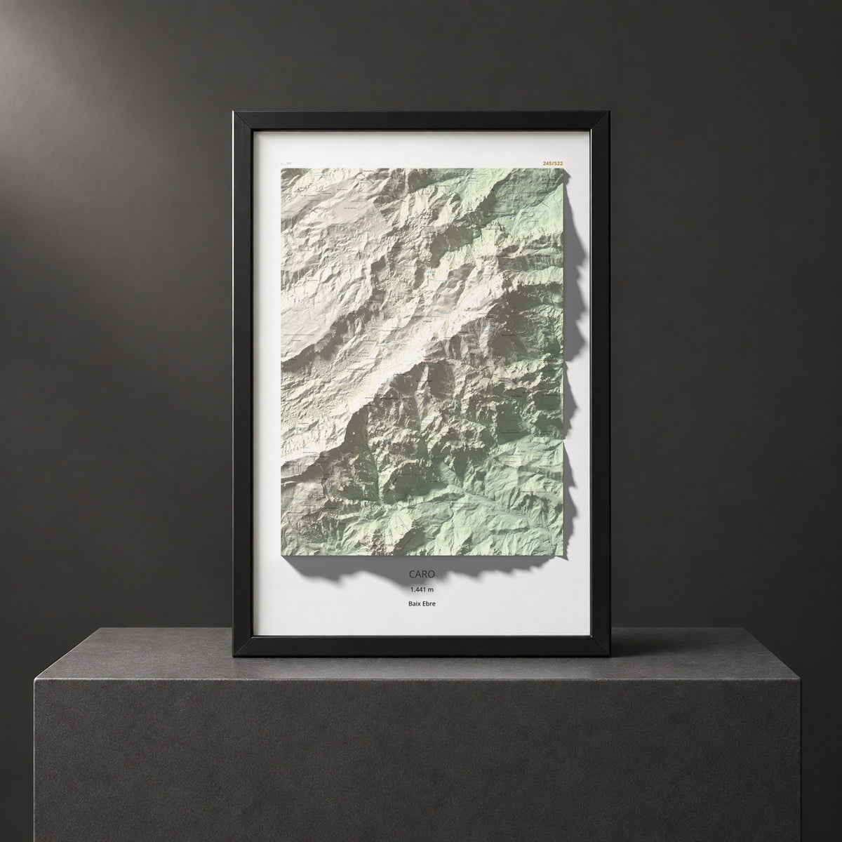 Mapa de relieve de Caro, 1441 m, Baix Ebre, lámina 100 Cims de Trobart. Presentación enmarcada. 61 × 91 cm.