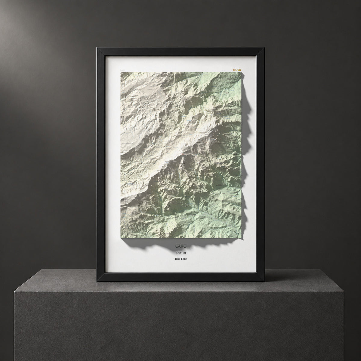 Mapa de relieve de Caro, 1441 m, Baix Ebre, lámina 100 Cims de Trobart. Presentación enmarcada. 70 × 100 cm.