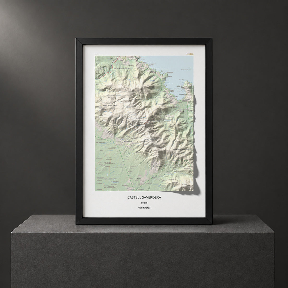 Mapa topográfico del relieve: Castell Saverdera, 682 m. Presentación enmarcada. 50 × 70 cm.