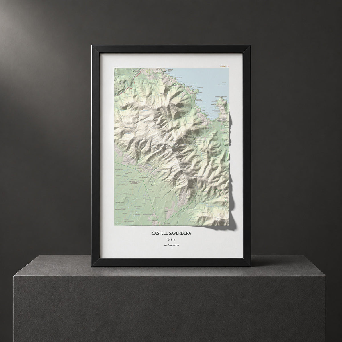 Mapa topográfico del relieve: Castell Saverdera, 682 m. Presentación enmarcada. 70 × 100 cm.
