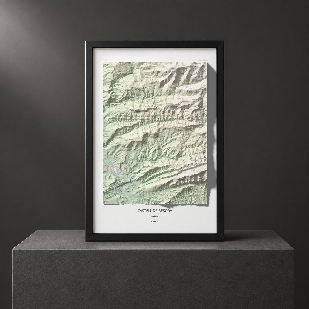 Mapa de relieve de Castell de Besora, 1030 m, Osona, lámina 100 Cims de Trobart. Presentación enmarcada. 61 × 91 cm.