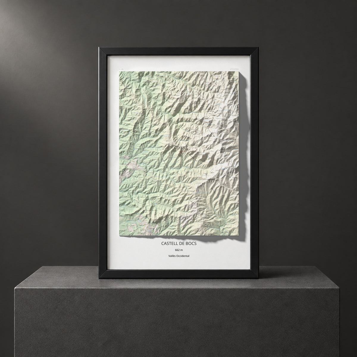 Mapa de relieve de Castell de Bocs, 662 m, Vallès Occidental, lámina 100 Cims de Trobart. Presentación enmarcada. 61 × 91 cm.