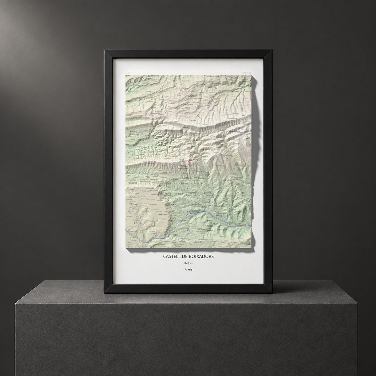 Mapa de relieve de Castell de Boixadors, 848 m, Anoia, lámina 100 Cims de Trobart. Presentación enmarcada. 61 × 91 cm.