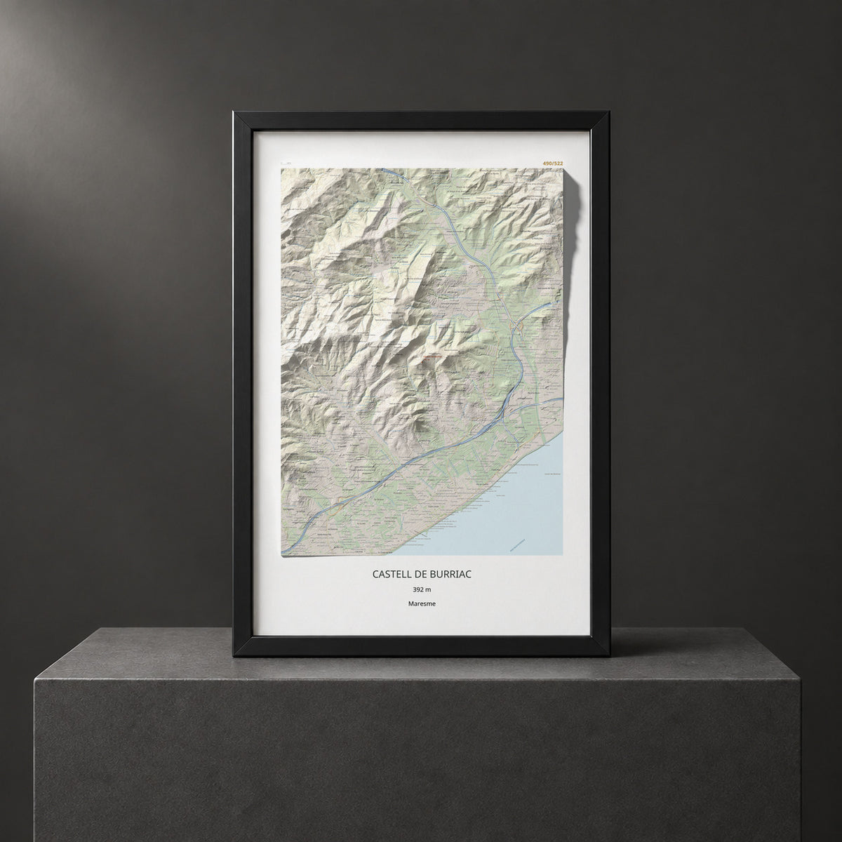 Mapa de relieve de Castell de Burriac, 392 m, Maresme, lámina 100 Cims de Trobart. Presentación enmarcada. 61 × 91 cm.