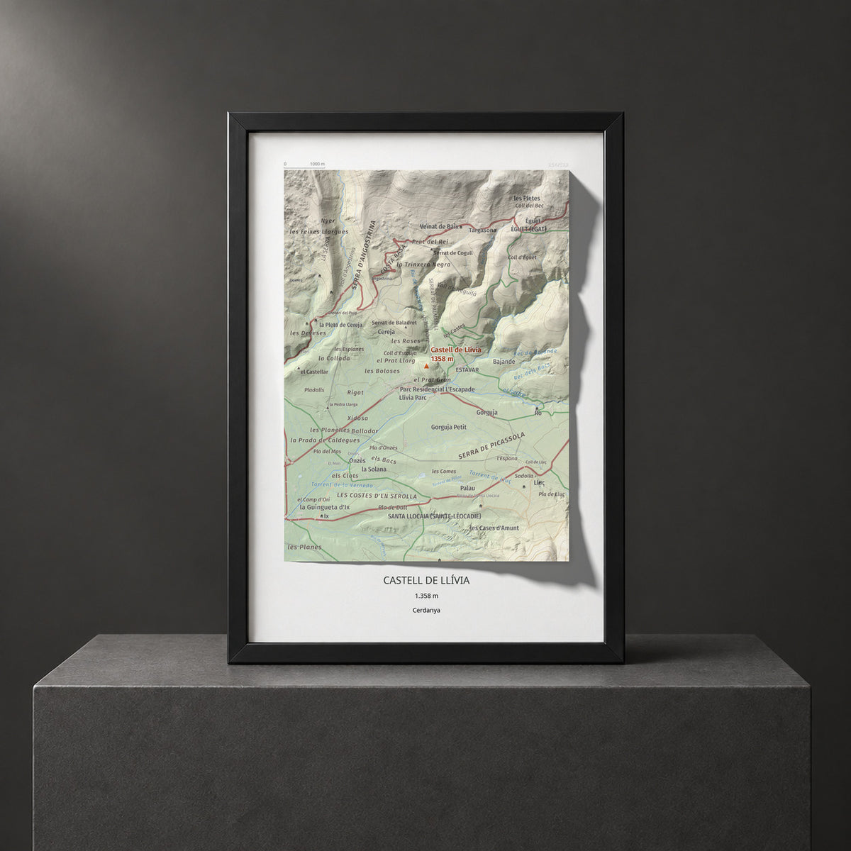 Mapa de relieve de Castell de Llívia, 1358 m, Cerdanya, lámina 100 Cims de Trobart. Presentación enmarcada. 21 × 30 cm.