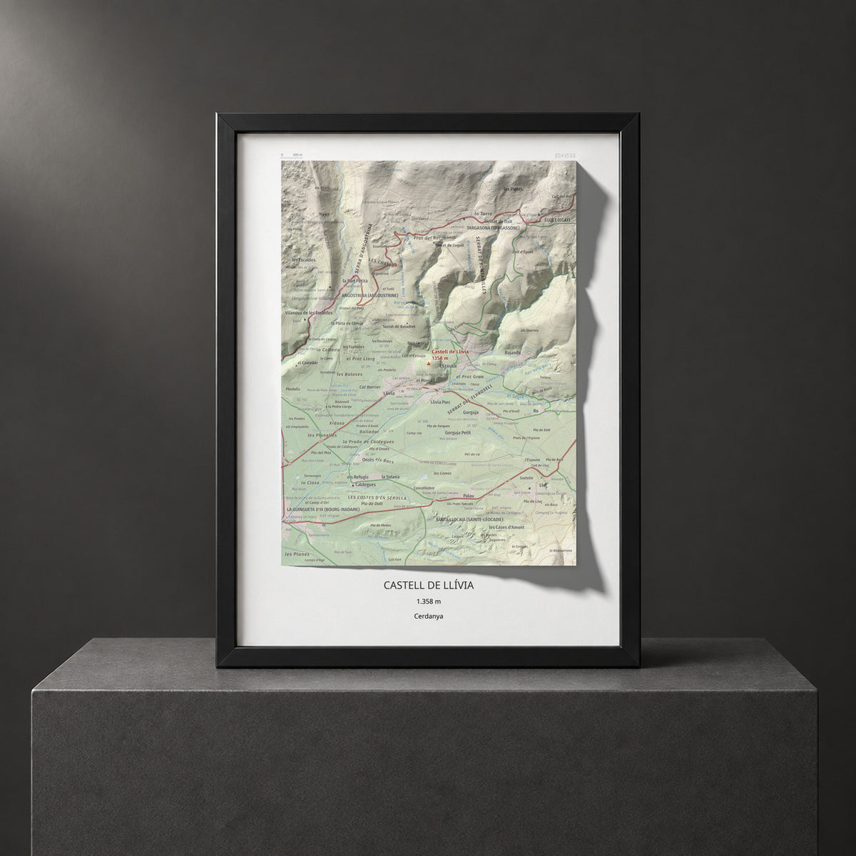 Mapa de relieve de Castell de Llívia, 1358 m, Cerdanya, lámina 100 Cims de Trobart. Presentación enmarcada. 30 × 40 cm.