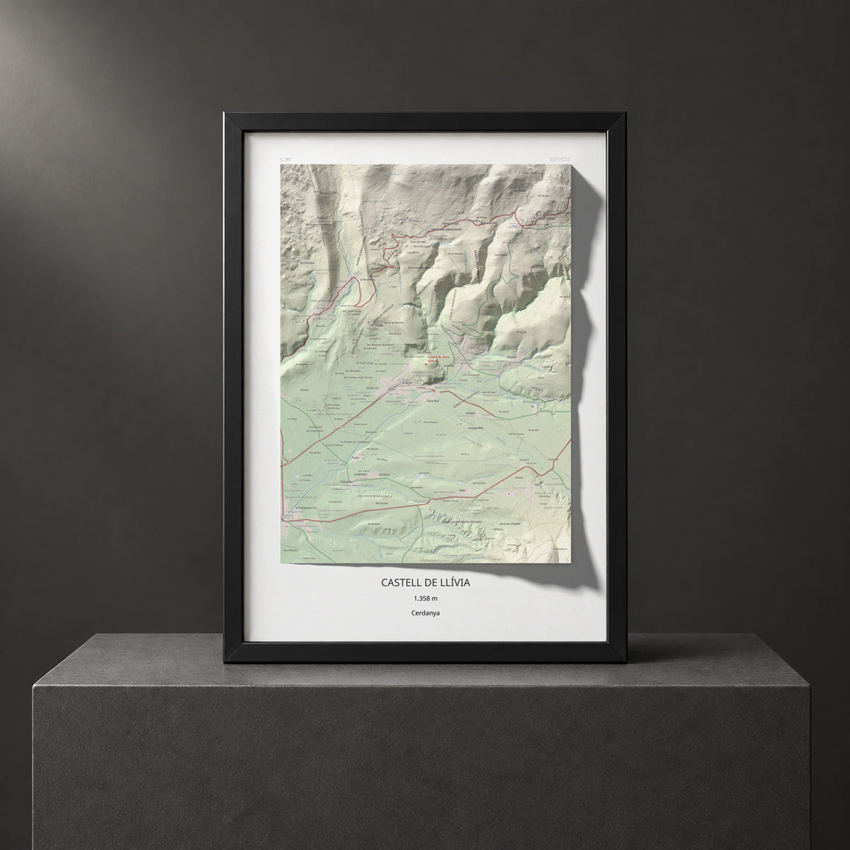 Mapa de relieve de Castell de Llívia, 1358 m, Cerdanya, lámina 100 Cims de Trobart. Presentación enmarcada. 50 × 70 cm.