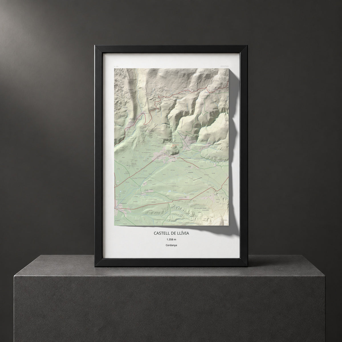 Mapa de relieve de Castell de Llívia, 1358 m, Cerdanya, lámina 100 Cims de Trobart. Presentación enmarcada. 61 × 91 cm.