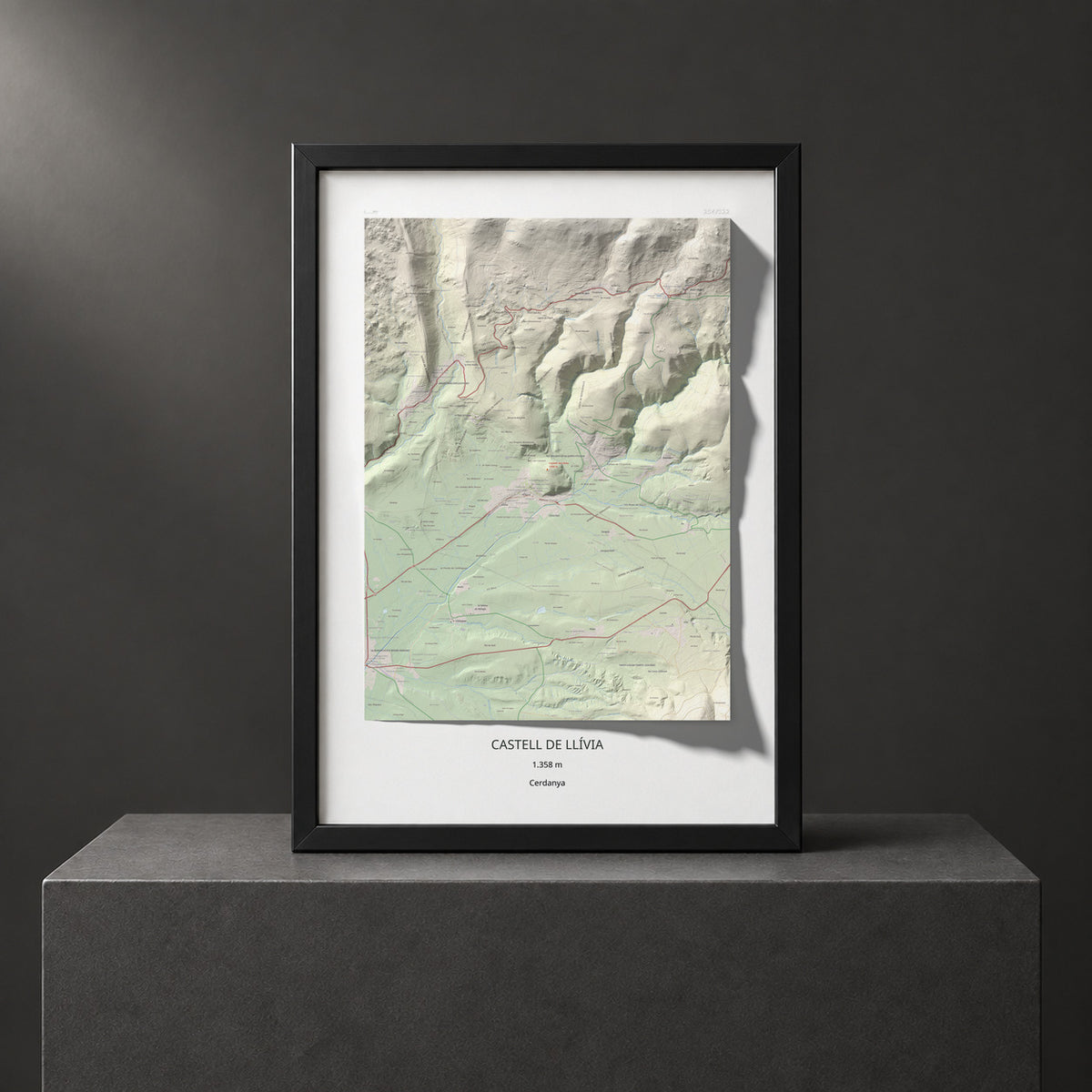 Mapa de relieve de Castell de Llívia, 1358 m, Cerdanya, lámina 100 Cims de Trobart. Presentación enmarcada. 70 × 100 cm.