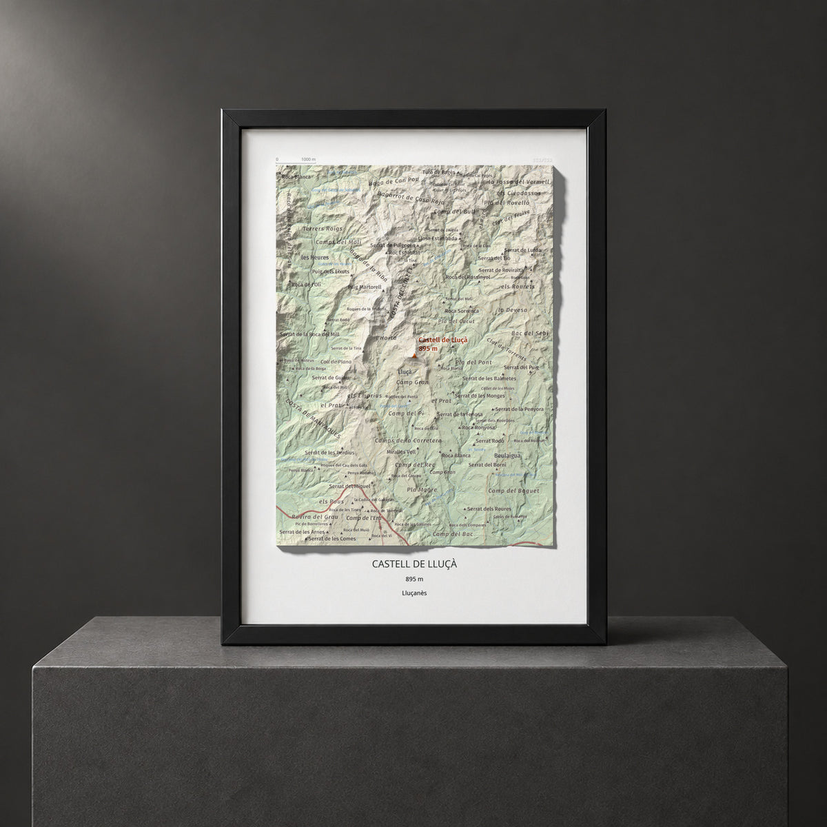 Mapa de relieve de Castell de Lluçà, 895 m, Lluçanès, lámina 100 Cims de Trobart. Presentación enmarcada. 21 × 30 cm.