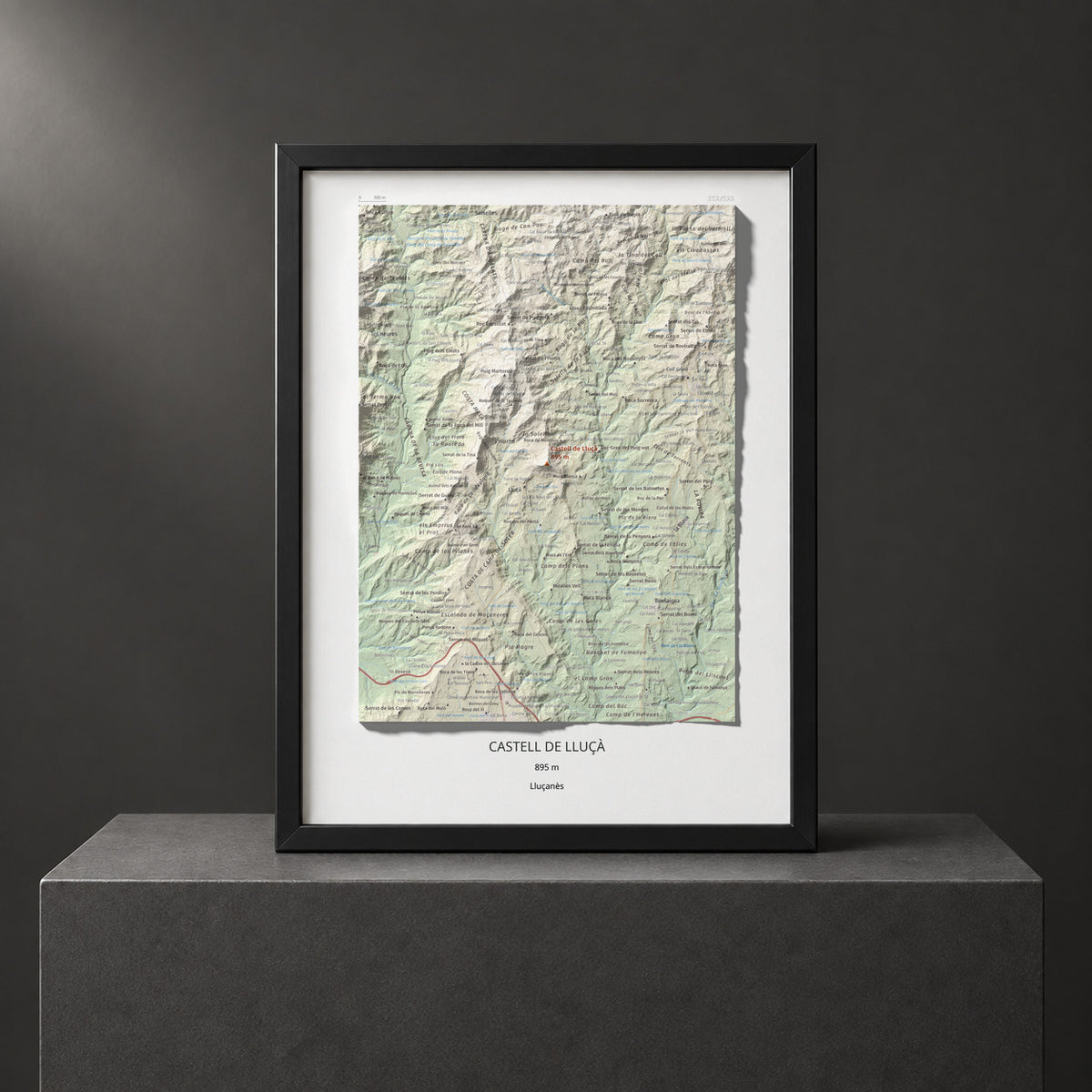 Mapa de relieve de Castell de Lluçà, 895 m, Lluçanès, lámina 100 Cims de Trobart. Presentación enmarcada. 30 × 40 cm.