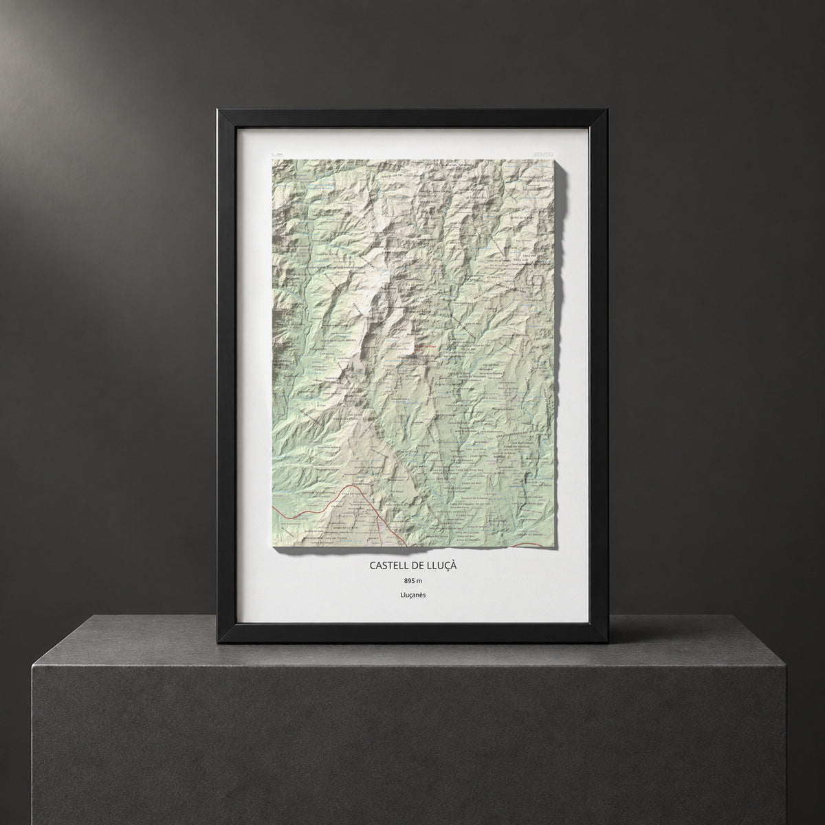 Mapa de relieve de Castell de Lluçà, 895 m, Lluçanès, lámina 100 Cims de Trobart. Presentación enmarcada. 50 × 70 cm.
