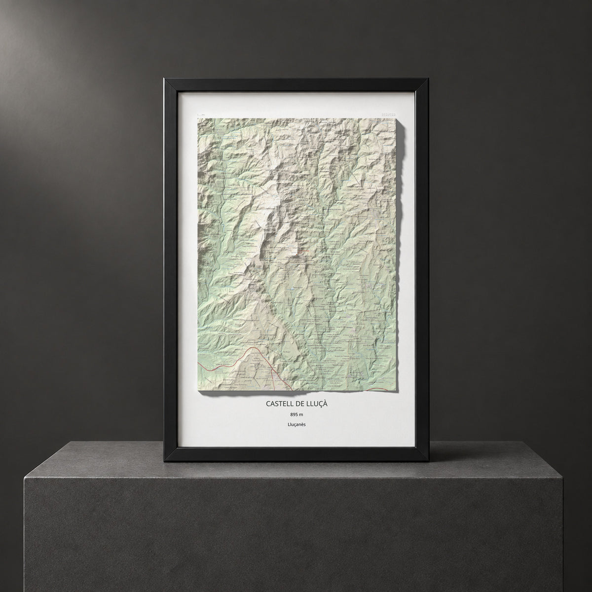 Mapa de relieve de Castell de Lluçà, 895 m, Lluçanès, lámina 100 Cims de Trobart. Presentación enmarcada. 61 × 91 cm.
