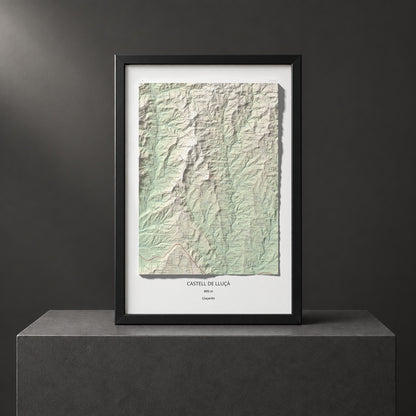 Mapa de relieve de Castell de Lluçà, 895 m, Lluçanès, lámina 100 Cims de Trobart. Presentación enmarcada. 61 × 91 cm.