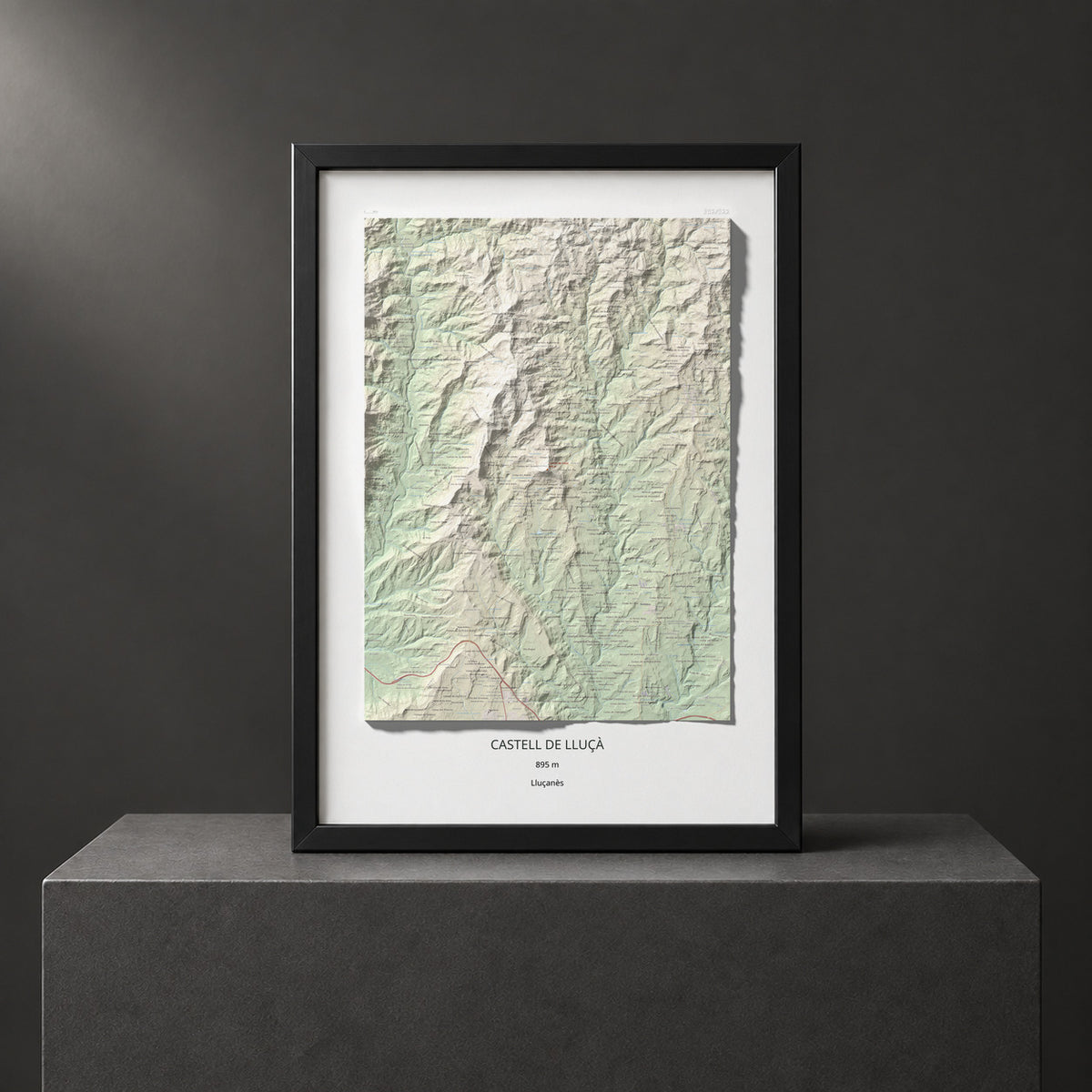 Mapa de relieve de Castell de Lluçà, 895 m, Lluçanès, lámina 100 Cims de Trobart. Presentación enmarcada. 70 × 100 cm.