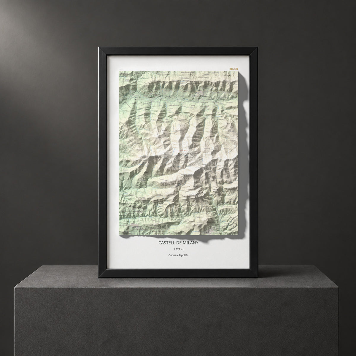 Mapa de relieve de Castell de Milany, 1529 m, Osona · Ripollès, lámina 100 Cims de Trobart. Presentación enmarcada. 61 × 91 cm.