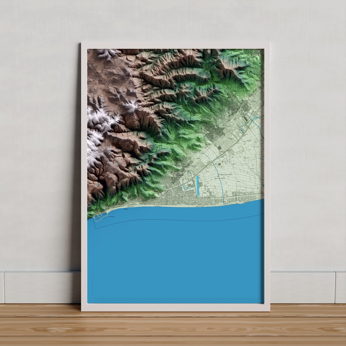Mapa artístico del relieve de Castelldefels, al Baix Llobregat, con 15 km de entorno y base topográfica ICGC. Presentación enmarcada.