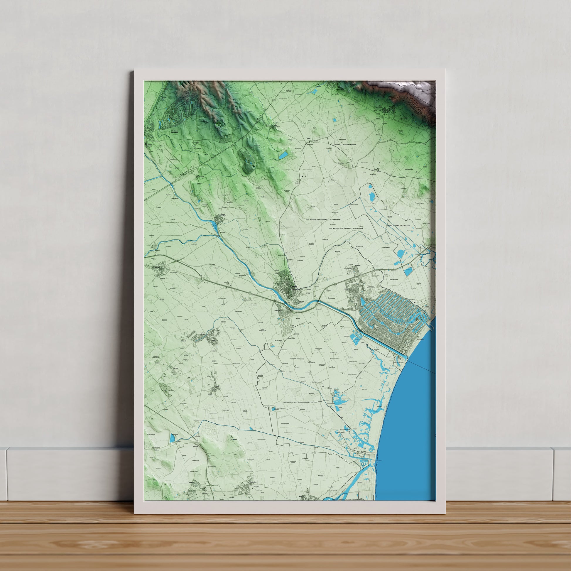 Mapa artístico del relieve de Castelló d'Empúries, al Alt Empordà, con 15 km de entorno y base topográfica ICGC. Presentación enmarcada.