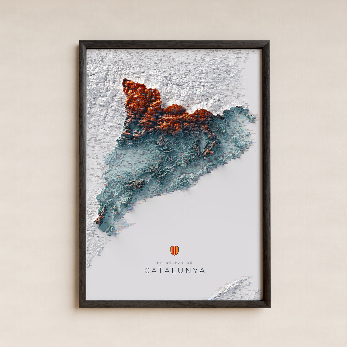 Mapa topogràfic de Catalunya en estil Blau i taronja. Làmina en un marc negre penjat a la paret. 70 × 100 cm.