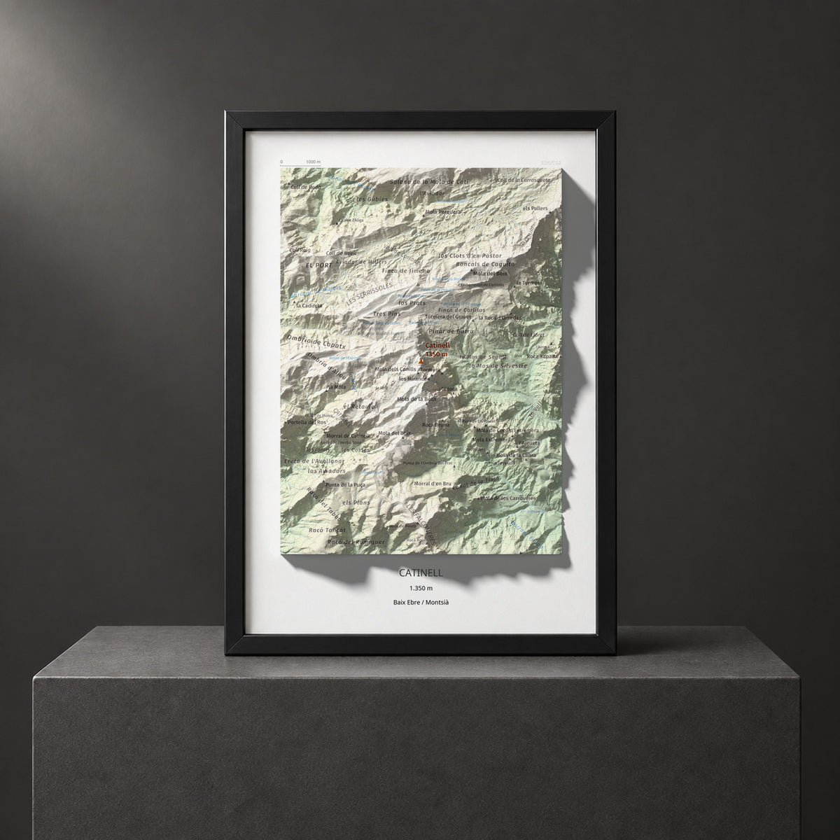 Mapa de relieve de Catinell, 1350 m, Baix Ebre · Montsià, lámina 100 Cims de Trobart. Presentación enmarcada. 21 × 30 cm.