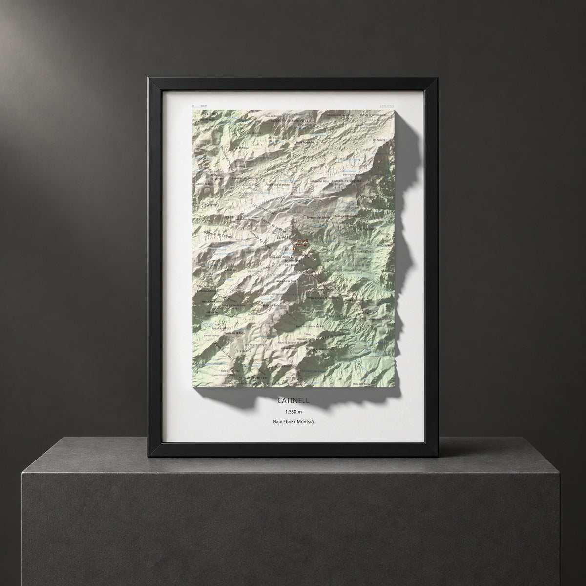 Mapa de relieve de Catinell, 1350 m, Baix Ebre · Montsià, lámina 100 Cims de Trobart. Presentación enmarcada. 30 × 40 cm.