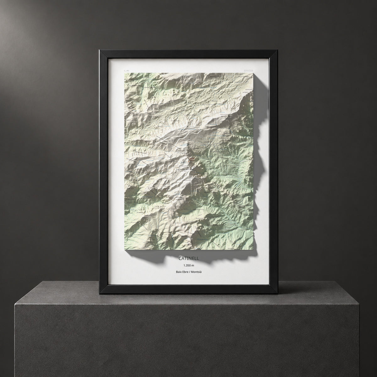Mapa de relieve de Catinell, 1350 m, Baix Ebre · Montsià, lámina 100 Cims de Trobart. Presentación enmarcada. 50 × 70 cm.