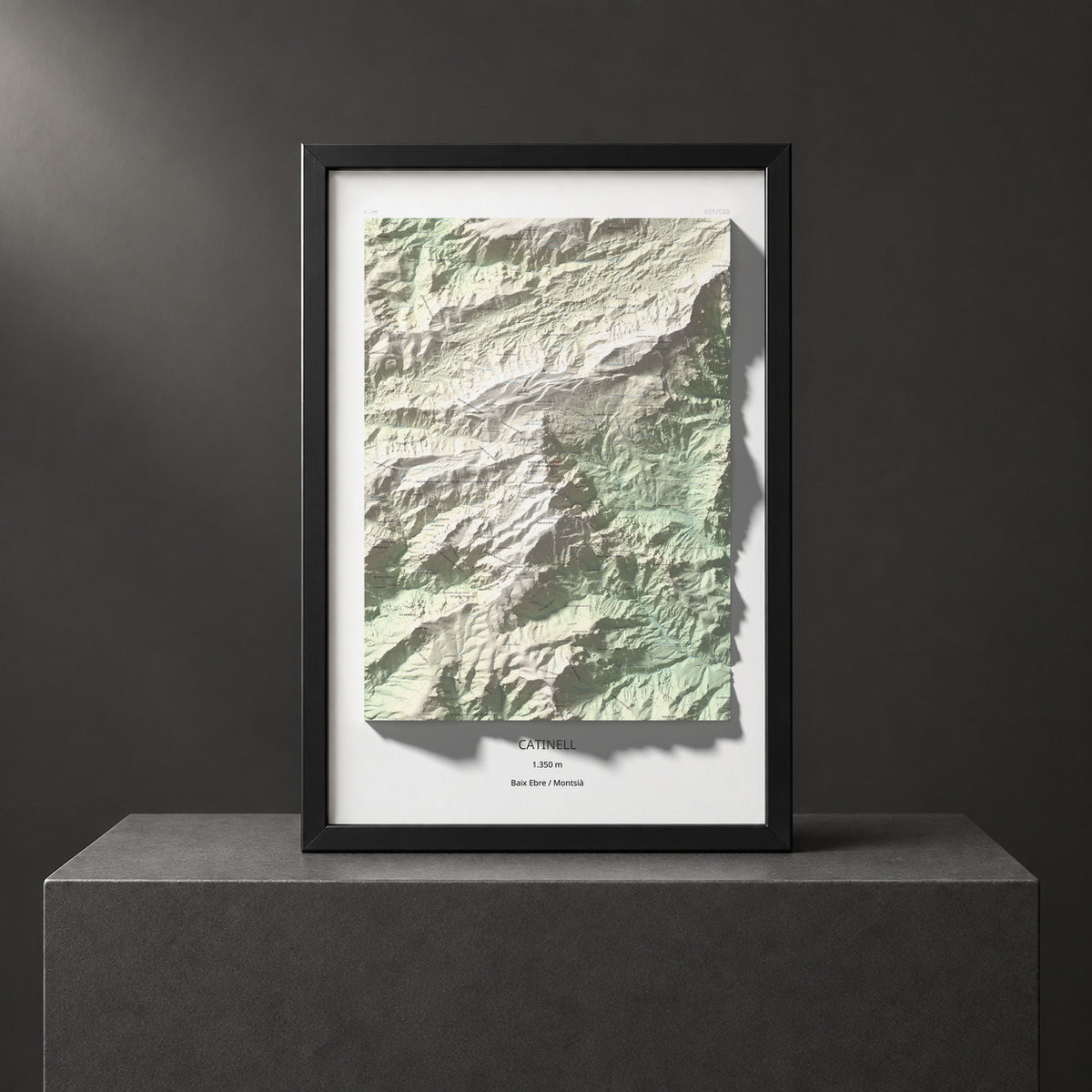 Mapa de relieve de Catinell, 1350 m, Baix Ebre · Montsià, lámina 100 Cims de Trobart. Presentación enmarcada. 61 × 91 cm.