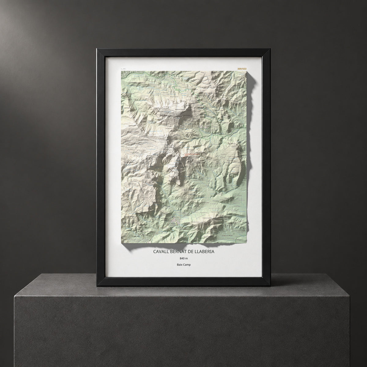 Mapa de relieve de Cavall Bernat de Llaberia, 840 m, Baix Camp, lámina 100 Cims de Trobart. Presentación enmarcada. 50 × 70 cm.