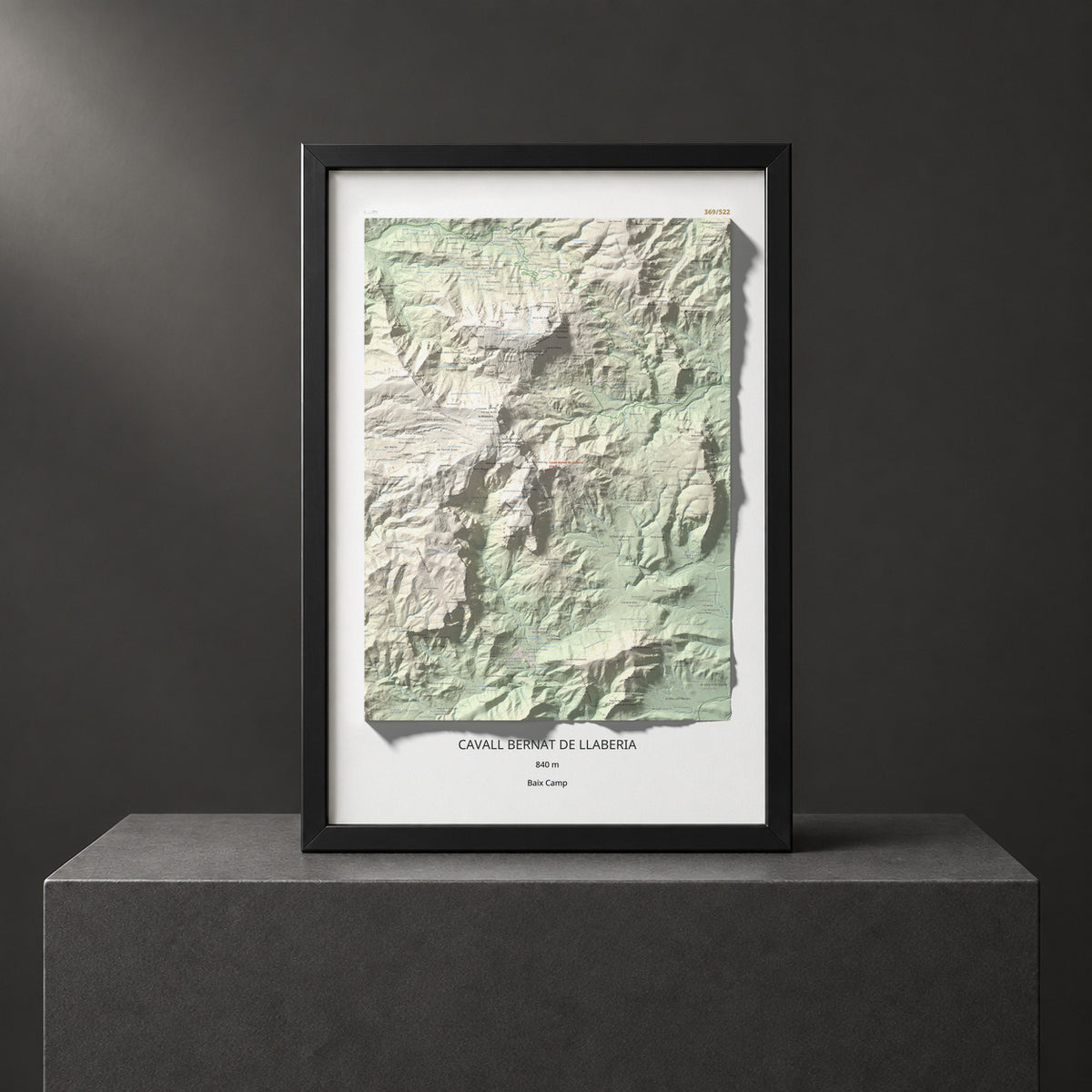 Mapa de relieve de Cavall Bernat de Llaberia, 840 m, Baix Camp, lámina 100 Cims de Trobart. Presentación enmarcada. 61 × 91 cm.