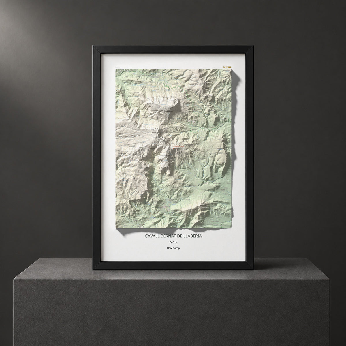 Mapa de relieve de Cavall Bernat de Llaberia, 840 m, Baix Camp, lámina 100 Cims de Trobart. Presentación enmarcada. 70 × 100 cm.