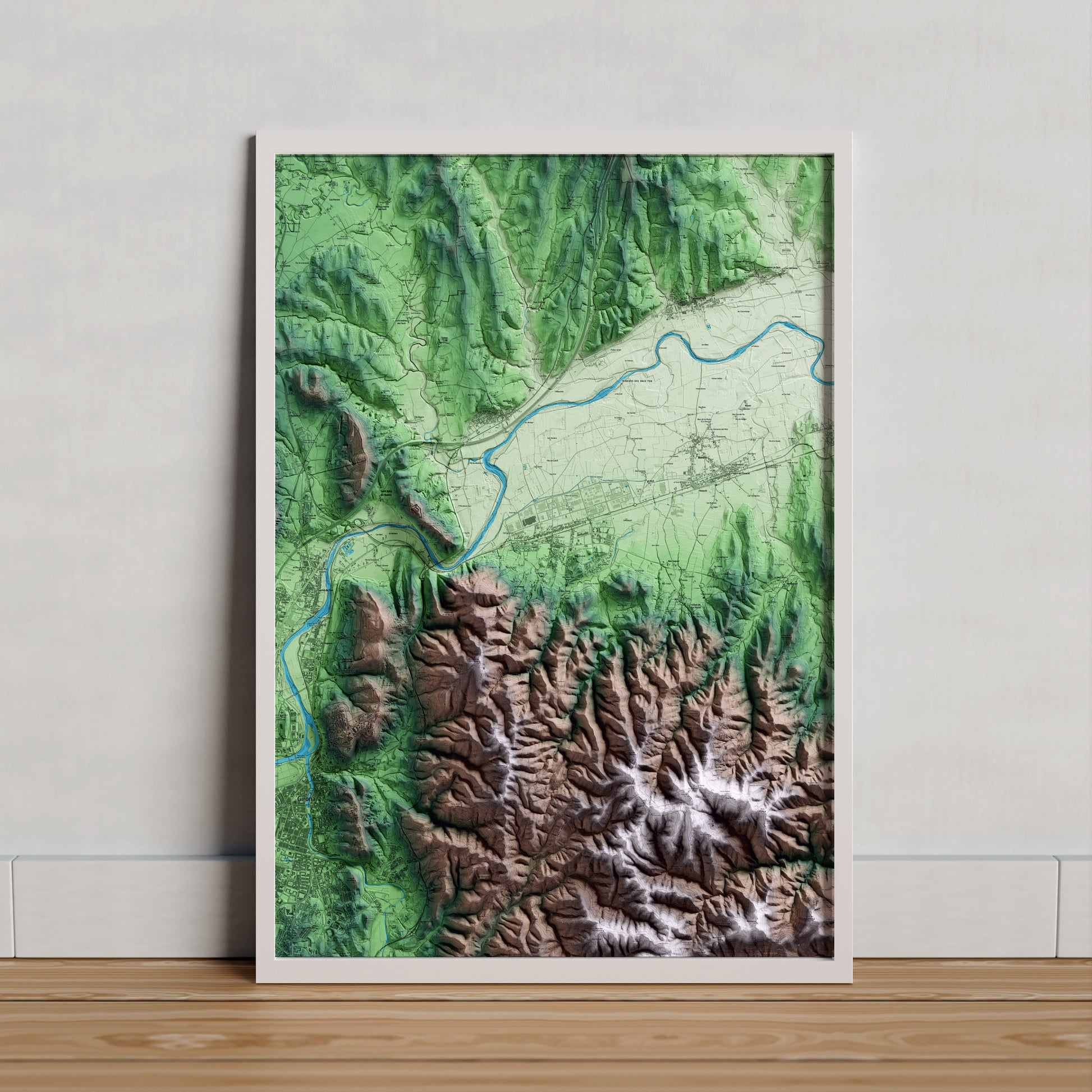 Mapa artístico del relieve de Celrà, al Gironès, con 15 km de entorno y base topográfica ICGC. Presentación enmarcada.