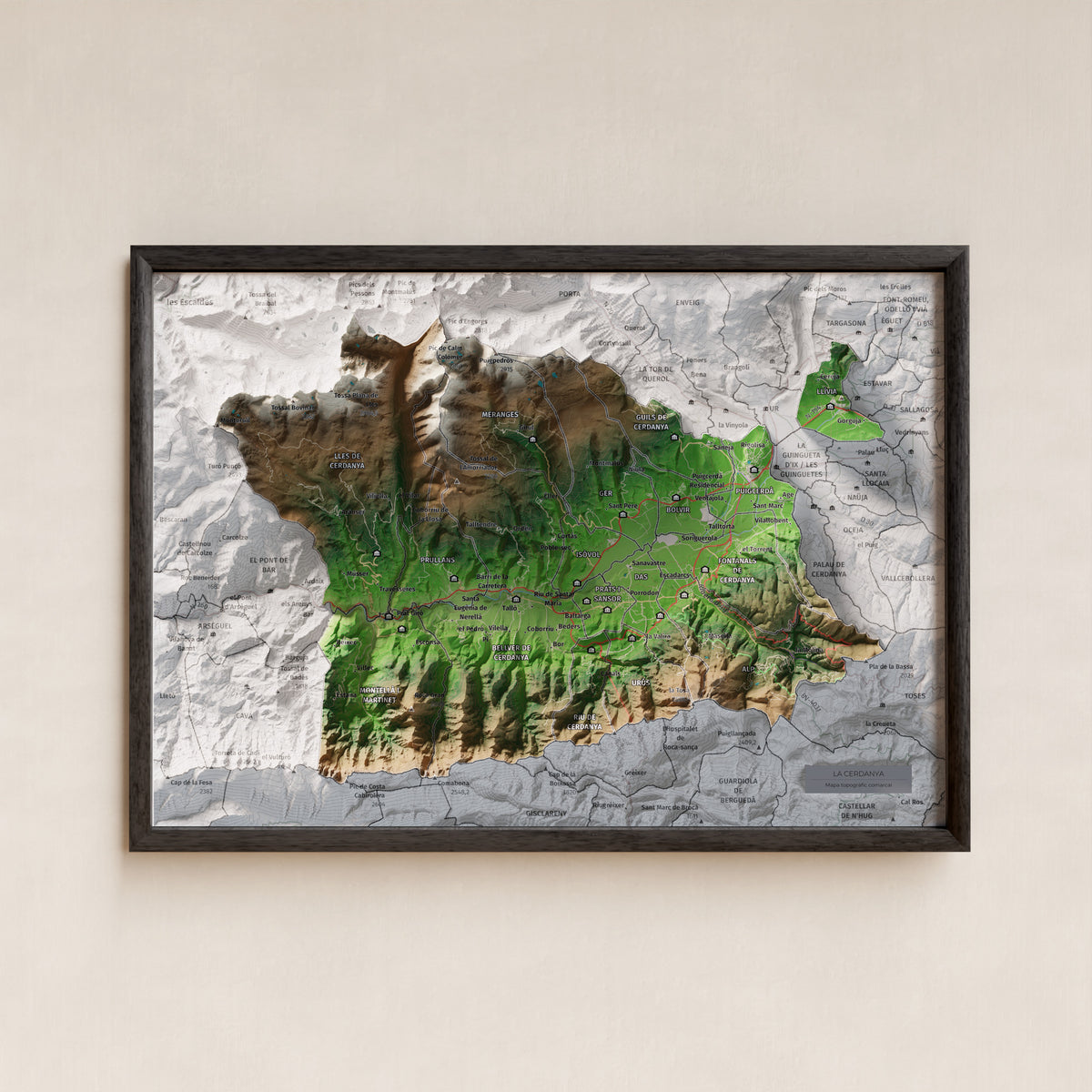 Mapa de relleu de la Cerdanya, amb el territori en color i l’entorn en blanc. Presentació amb marc. 21 × 30 cm. Estil Clàssic.