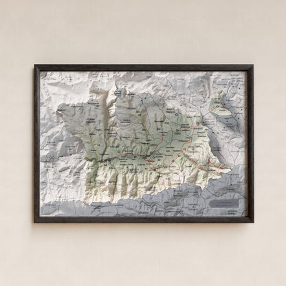 Mapa de relleu de la Cerdanya, amb el territori en color i l’entorn en blanc. Presentació amb marc. 21 × 30 cm. Estil Cartogràfic.