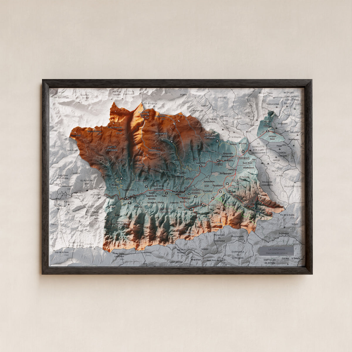 Mapa de relleu de la Cerdanya, amb el territori en color i l’entorn en blanc. Presentació amb marc. 21 × 30 cm. Estil Blau i taronja.