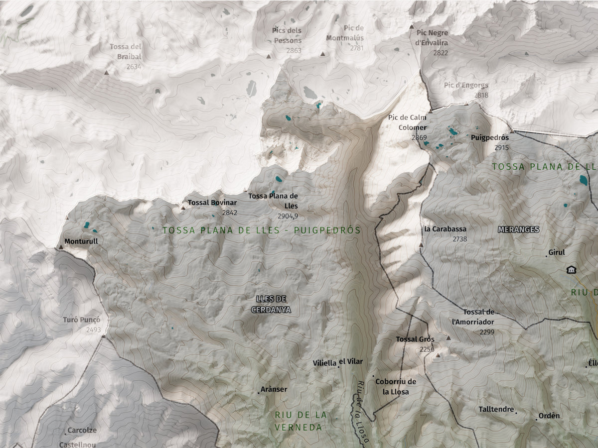 Mapa de relleu de la Cerdanya, amb el territori en color i l’entorn en blanc. Detall de la part superior esquerra. 30 × 40 cm. Estil Cartogràfic.