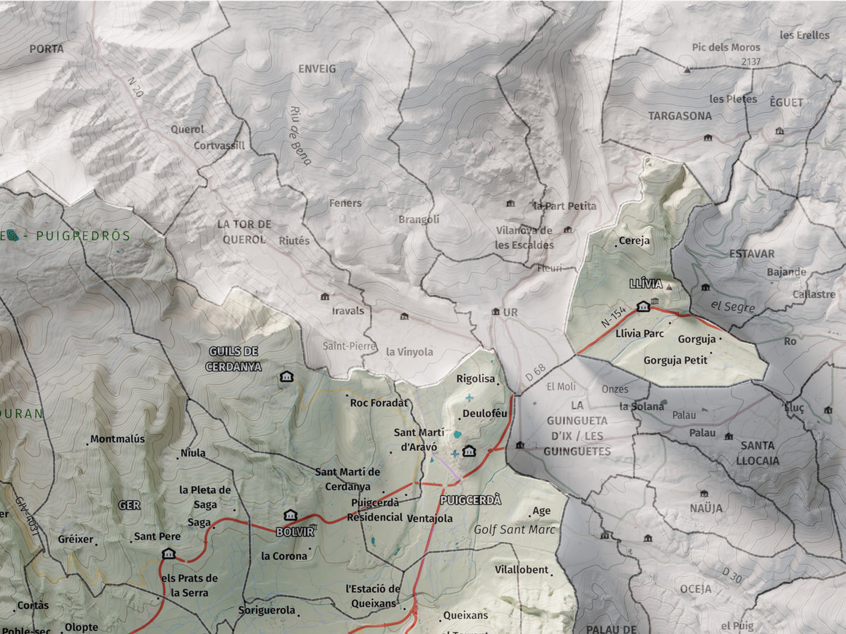 Mapa de relleu de la Cerdanya, amb el territori en color i l’entorn en blanc. Detall de la part superior dreta. 30 × 40 cm. Estil Cartogràfic.