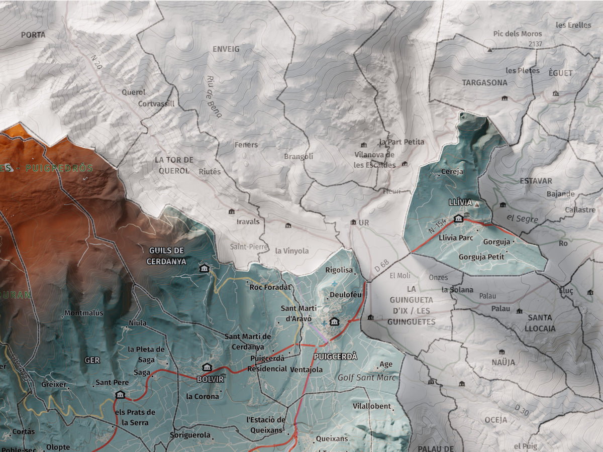Mapa de relleu de la Cerdanya, amb el territori en color i l’entorn en blanc. Detall de la part superior dreta. 30 × 40 cm. Estil Blau i taronja.