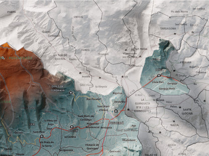 Mapa de relleu de la Cerdanya, amb el territori en color i l’entorn en blanc. Detall de la part superior dreta. 30 × 40 cm. Estil Blau i taronja.